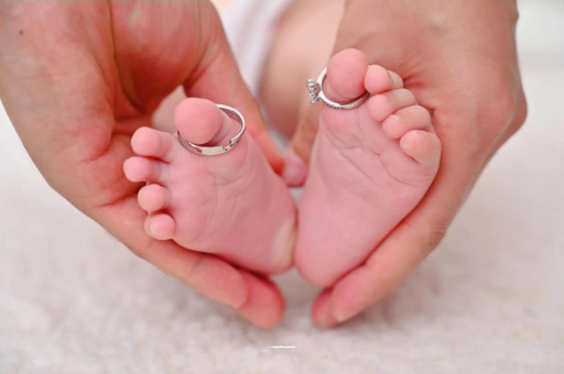 山南宝宝睡觉头上都是汗